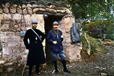 Ein französischer Priester und ein Kaplan an der Front während der Schlacht von Verdun, September 1916